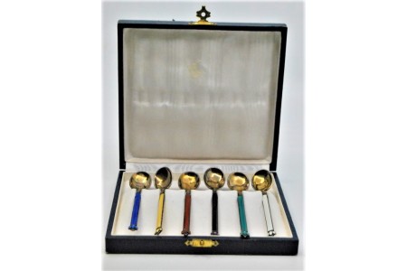 Conjunto de seis colheres em prata esmaltada e concha dourada, estojo original.